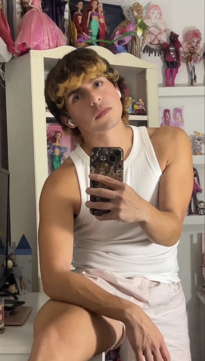 LouValentiine's tweet photo. Doll boy things / my room https://t.co/MG5AEehsXw