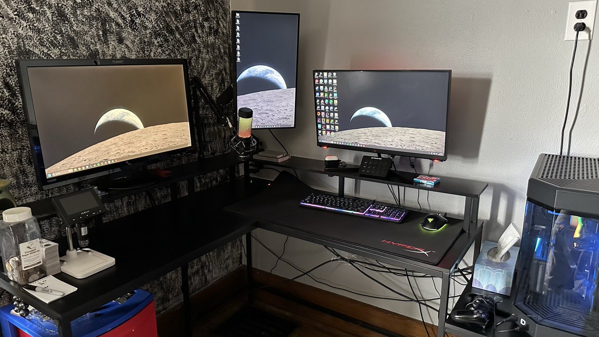 extrabrody's tweet photo. finally cleaned my desk after months of procrastinating #feelingproductive https://t.co/foXajqWfaL