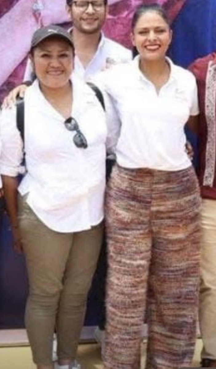 InquisidorOax's tweet photo. MAYRA ALONSO, OPERADORA DE FERNANDA CHÁVEZ, APARECE SIMULTÁNEAMENTE EN LA SEP Y EN LA NÓMINA DEL IEEPO… LA ACUSAN DE AVIADORA 

MIENTRAS EJERCÍA COMO JEFA DE TRÁMITES Y SERVICIOS ACADÉMICOS, LA PNT LA REGISTRÓ COMO DOCENTE CON SUELDO Y PRESTACIONES; TRABAJADORES LA ACUSAN DE “AVIADORA” Y ADVIERTEN QUE YA FUE INCORPORADA A LA NUEVA ESTRUCTURA DEL INSTITUTO

Sayda Morales Bustamante

Mayra Lorena Alonso Pacheco, colaboradora de confianza de Magdala Fernanda Chávez Cruz, aparece simultáneamente en dos espacios de la administración educativa de Oaxaca: como jefa de la Unidad de Trámites y Servicios Académicos de la Secretaría de Educación Pública estatal y como docente remunerada dentro del Instituto Estatal de Educación Pública de Oaxaca.

El cruce entre el directorio oficial de la SEP Oaxaca y los registros de la Plataforma Nacional de Transparencia coloca su nombre dentro de dos estructuras públicas durante el mismo periodo. Mientras atendía un puesto administrativo junto a Fernanda Chávez, el IEEPO la reportaba en su nómina con salario, prima vacacional y bono del Día del Maestro.

Trabajadores del sector educativo la acusan de haber mantenido una plaza sin acreditar públicamente las funciones docentes que justificaron sus remuneraciones. La señalan directamente como presunta “aviadora” y aseguran que Alonso Pacheco ya habría sido trasladada a la nueva plantilla que acompaña a Fernanda Chávez en el IEEPO.

En el directorio de la Secretaría de Educación Pública de Oaxaca, Mayra Lorena Alonso Pacheco aparece como jefa de la Unidad de Trámites y Servicios Académicos. No se trataba de una trabajadora alejada de la toma de decisiones, sino de una funcionaria integrada al equipo de confianza de quien encabezaba la dependencia.

Durante ese mismo periodo, la Plataforma Nacional de Transparencia la registró con el cargo de docente dentro del IEEPO. La ficha corresponde al periodo comprendido entre el 1 de abril y el 30 de junio de 2026, cuando Fernanda Chávez todavía se encontraba al frente de la Secretaría de Educación estatal.

El registro atribuye a Alonso Pacheco una remuneración mensual bruta de 19 mil 443 pesos con 64 centavos y una percepción neta de 3 mil 858 pesos. También consigna una prima vacacional anual por 2 mil 687 pesos con 61 centavos y un bono del Día del Maestro por 7 mil 821 pesos con 30 centavos.

Los conceptos no corresponden a una colaboración eventual ni a un servicio externo. La PNT la clasifica expresamente como docente del Instituto Estatal de Educación Pública de Oaxaca y le reconoce prestaciones vinculadas con esa condición laboral.

Como jefa de unidad en la SEP, Alonso Pacheco tenía funciones administrativas que requerían presencia, seguimiento de expedientes, atención institucional y cumplimiento de una jornada. Como docente del IEEPO debía contar con una adscripción escolar, horario, carga académica, controles de asistencia y evidencia del trabajo realizado frente a grupo o dentro del servicio educativo.

Trabajadores del sector educativo sostienen que Alonso Pacheco no desempeñaba las funciones docentes por las que aparecía en la nómina. Por ello la identifican como una presunta “aviadora”: una persona registrada y remunerada dentro del sistema educativo sin que su labor pueda localizarse en un centro de trabajo.

La acusación adquiere fuerza por la posición que mantenía junto a Fernanda Chávez. Alonso Pacheco no aparece como una beneficiaria desconocida que pasó inadvertida entre miles de registros, sino como parte del círculo administrativo de la entonces secretaria de Educación.

#Oaxaca #IEEPO 

@salomonj @Fiscaloaxaca @RenchoPalacios  @Nino_Morales1 @saymipinedav @jesusromerooax @Claudiashein  @efektoaguila @Bravo_mm @DimePetri @JJDiazMachuca @PeatonVigilante @SEGOB_mx @HonestidadOax @lumendoz @ASFE_OAXACA @Admon_GobOax @rito_noel  @OHarfuch @SEP_mx @EducacionPubOax