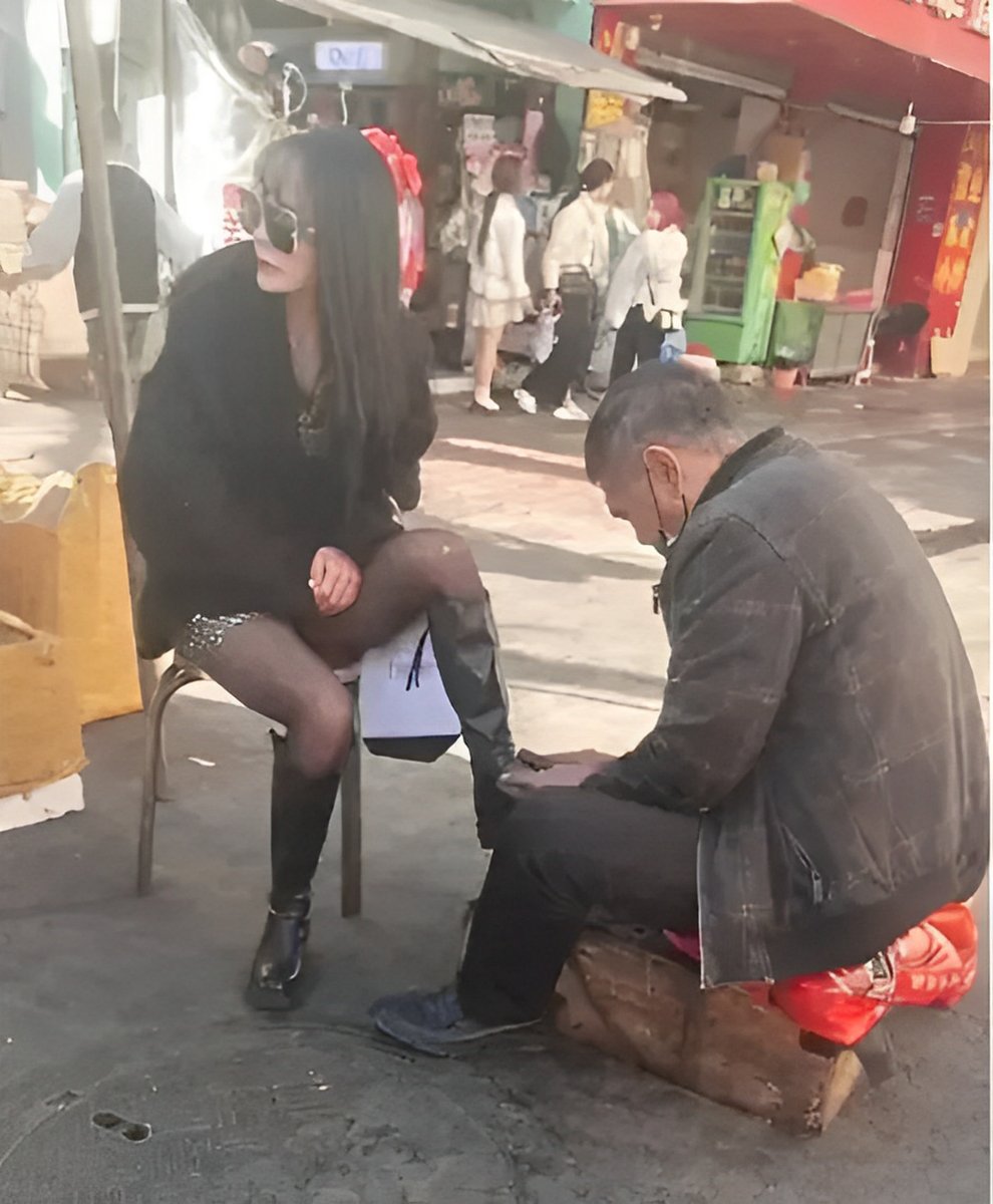 AmyHarrisowq's tweet photo. Hoy se me rompió el zapato de camino al trabajo, una chica me ayudó a arreglarlo con pegamento y me dio un caramelo. Pequeos actos que alegran el día https://t.co/XoBcGul63v