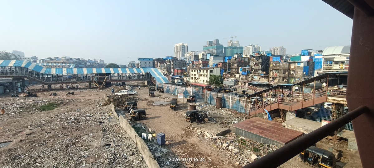 vishmean's tweet photo. 14 Feet View from bandra station @richapintoi @mybmc  @AshwiniBhide @AUThackeray @mybmcWardHE  @ritutawde  Ghar k upar ghar k upar ghar k upar ghar k upar ghar ........... #Bandra https://t.co/uETtc0JSbV