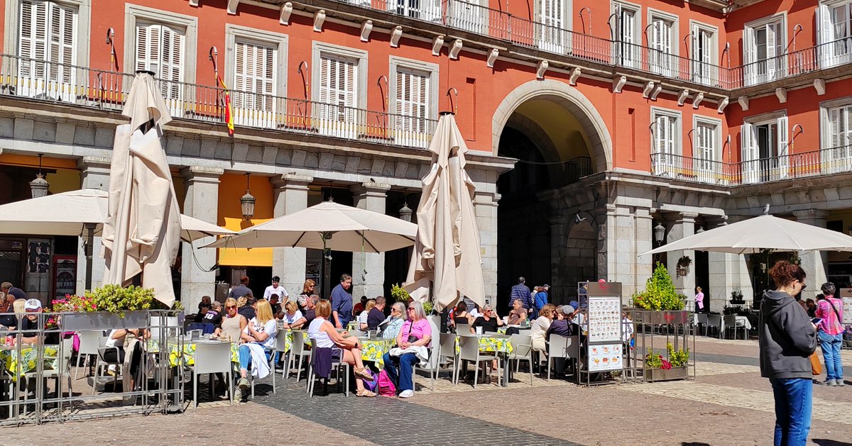 MariaMillanenj's tweet photo. @TurismoMadrid Hoy explorando la Plaza Mayor, el sol brilla y el ambiente es perfecto para un café con churros!  #ViajePorMadrid https://t.co/D6arUN8lpY