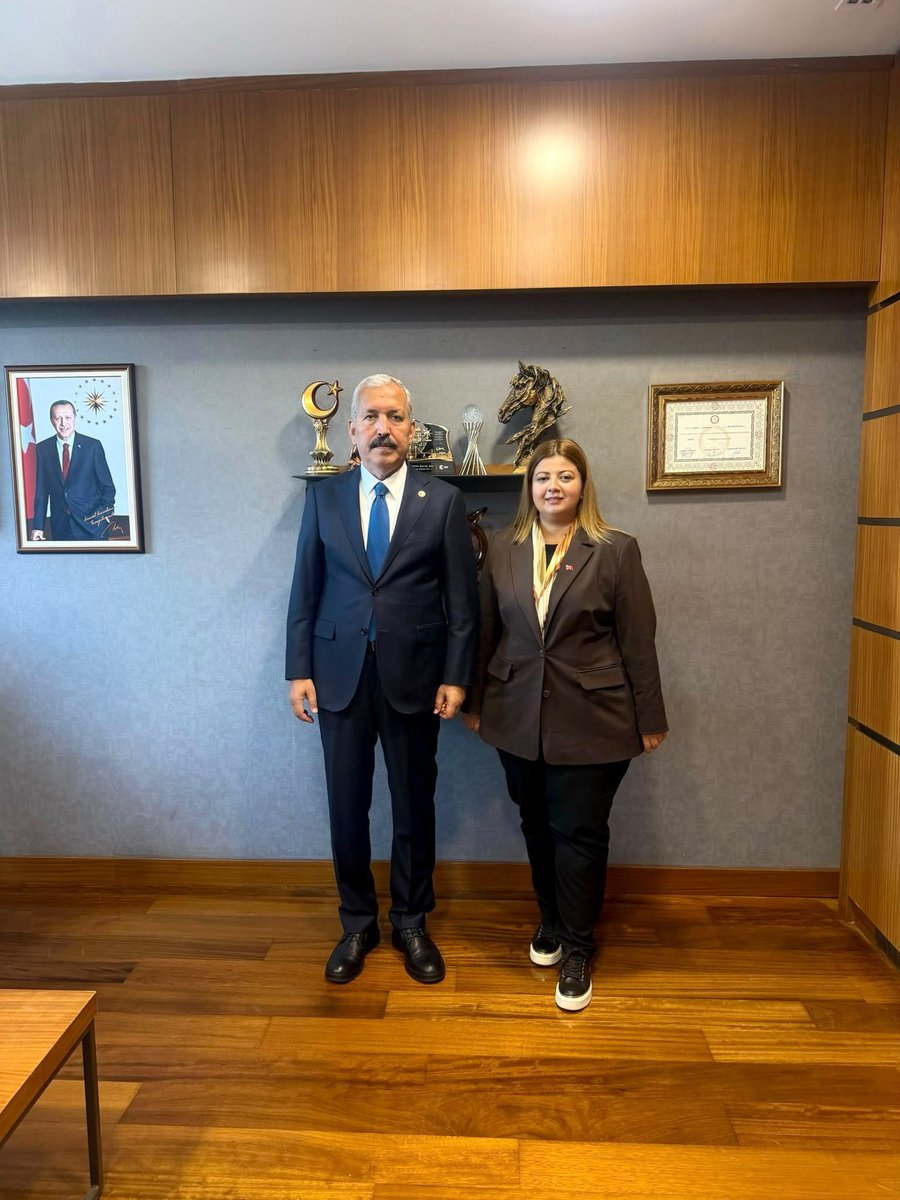 akkadin_hatay's tweet photo. 📍TBMM

Hatay Milletvekilimiz Sn. Kemal KARAHAN’ı,İl Kadın Kolları Başkanımız Av. Fatma Gül ÇALIM Gazi Meclisimizde ziyaret etti.

İlimizin ihyası ve imarı doğrultusunda sürdürülen kıymetli faaliyetler ile kadim şehrimize sağladığı değerli katkılardan dolayı Sayın Milletvekilimize şükranlarımızı sunuyoruz.

Gazi Meclisimizin yeni yasama yılının Aziz Milletimize ve ülkemize hayırlar getirmesini temenni ediyoruz.

@kemalkarahanmv