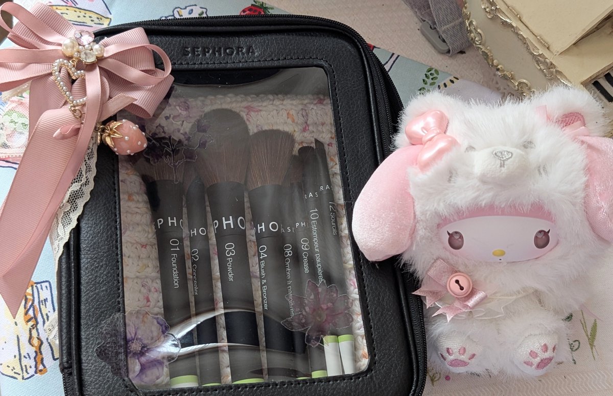 casahanahime's tweet photo. 🌸 Romantic Spooky Charm 🌸

To go with my Shiseido cosmetic collection I updated my brushes at Sephora. Not only that I customized the set with a My Melody charm and Liz Lisa ribbon to go with the custom embossed flowers on the case window. It is very me coded, yes? 

#Cosme #RomanticAccessories #SweetRomance