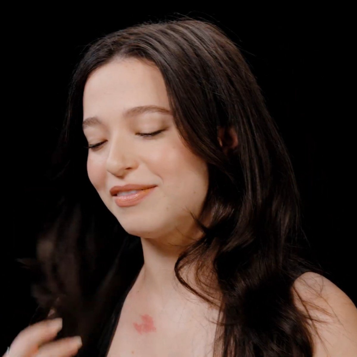 mikeymdsn's tweet photo. not mikey’s birthmark getting redder while she’s eating these hot wings 🥺💘 https://t.co/XpmwTMKBxi