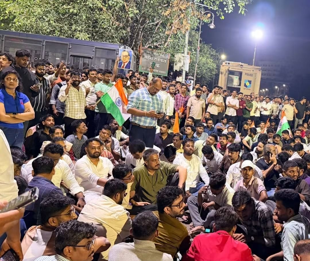 IYCMaha's tweet photo. रात्रीचे एक वाजले तरी विद्यार्थ्यांचा एल्गार थांबलेला नाही!

पुण्यातील एस. एम. जोशी पुलाजवळ MPSC विद्यार्थ्यांचा सत्याग्रह सुरू आहे. विद्यार्थ्यांची प्रमुख मागणी MPSC अध्यक्ष विवेक भीमनवार यांच्या राजीनाम्याची असून, या मागणीसाठी विद्यार्थी ठामपणे आंदोलन करत आहेत.

या लढ्यात , महाराष्ट्र प्रदेश युवक काँग्रेसचे अध्यक्ष शिवराज दादा मोरे, आमदार रोहित दादा पवार यांच्यासह असंख्य विद्यार्थ्यांसोबत युवक काँग्रेसचे सन्माननीय पदाधिकारी मध्यरात्रीही आंदोलनस्थळी ठामपणे उभे आहोत.

विद्यार्थ्यांच्या भवितव्याचा आणि त्यांच्या विश्वासाचा प्रश्न आहे. त्यांच्या मागण्यांवर सरकारने तातडीने संवाद साधून निर्णय घ्यावा.

रात्र कितीही झाली तरी विद्यार्थ्यांचा आवाज थांबणार नाही!

#MPSC_विद्यार्थी_सत्याग्रह #MPSC #MPSCStudents #Pune

@imshivrajmore @INCMaharashtra 
@mpsc_office @Dev_Fadnavis @RRPSpeaks
