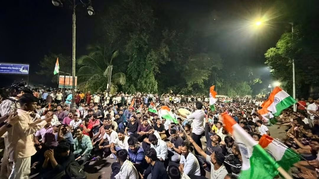 IYCMaha's tweet photo. रात्रीचे एक वाजले तरी विद्यार्थ्यांचा एल्गार थांबलेला नाही!

पुण्यातील एस. एम. जोशी पुलाजवळ MPSC विद्यार्थ्यांचा सत्याग्रह सुरू आहे. विद्यार्थ्यांची प्रमुख मागणी MPSC अध्यक्ष विवेक भीमनवार यांच्या राजीनाम्याची असून, या मागणीसाठी विद्यार्थी ठामपणे आंदोलन करत आहेत.

या लढ्यात , महाराष्ट्र प्रदेश युवक काँग्रेसचे अध्यक्ष शिवराज दादा मोरे, आमदार रोहित दादा पवार यांच्यासह असंख्य विद्यार्थ्यांसोबत युवक काँग्रेसचे सन्माननीय पदाधिकारी मध्यरात्रीही आंदोलनस्थळी ठामपणे उभे आहोत.

विद्यार्थ्यांच्या भवितव्याचा आणि त्यांच्या विश्वासाचा प्रश्न आहे. त्यांच्या मागण्यांवर सरकारने तातडीने संवाद साधून निर्णय घ्यावा.

रात्र कितीही झाली तरी विद्यार्थ्यांचा आवाज थांबणार नाही!

#MPSC_विद्यार्थी_सत्याग्रह #MPSC #MPSCStudents #Pune

@imshivrajmore @INCMaharashtra 
@mpsc_office @Dev_Fadnavis @RRPSpeaks