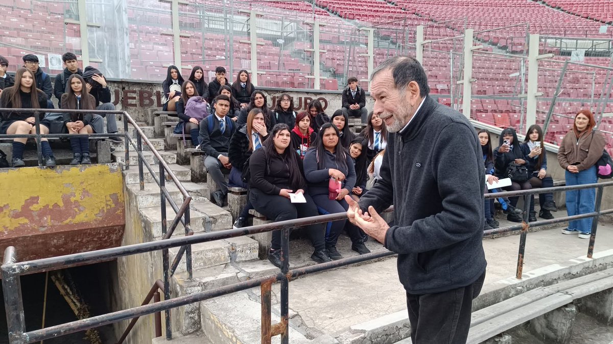 nelsonavila's tweet photo. Ahí estoy dirigiéndome a unos estudiantes de San Bernardo que realizaron una visita guiada al memorial del Estadio Nacional. Fuí con el propósito de sacarme  una foto en ese mismo lugar para utilizarla en la portada de mi próximo libro. Se titulará "Prisionero". En él narro  lo que viví a partir del 11 de septiembre de 1973 como rehén de la dictadura en el Estadio Chile y Estadio Nacional. Pronto informaré el día de su lanzamiento en el Museo de la Memoria. 
#prisionero #dictadura #NelsonAvila  #estadionacional #estadiochile #11deseptiembre #golpemilitar #museodelamemoria