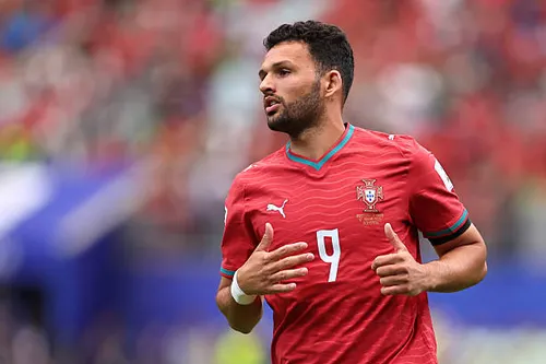 VIREMIOFICIAL's tweet photo. VIREMI | FUTEBOL
🔥 SUBSTITUTO DE CR7, GONÇALO RAMOS VOLTA A MARCAR E ENGATA SEQUÊNCIA POR PORTUGAL

Gonçalo Ramos segue aproveitando as oportunidades dadas por Jorge Jesus na Seleção Portuguesa.

Depois de marcar o gol da vitória sobre a Noruega, o atacante voltou a balançar as redes nesta quinta-feira (1º), agora diante da Dinamarca, pela Nations League.

E não foi só gol: diante dos dinamarqueses, Ramos também deu uma assistência e voltou a ser protagonista do ataque português.

A sequência acontece justamente em meio à crise envolvendo Cristiano Ronaldo, que deixou a concentração da seleção após perder espaço no time de Jorge Jesus.

🇵🇹 Dois jogos seguidos marcando: Gonçalo Ramos aproveita a vaga e aumenta a disputa pelo comando do ataque português.
 https://t.co/CVCJGHb8Pr