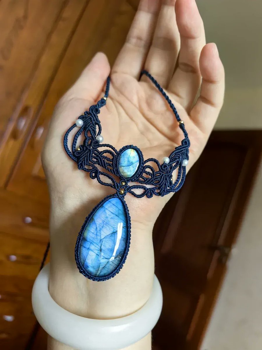 NicoleSancfx's tweet photo. Collar de macramé hecho a mano con hilos de algodón y una piedra natural, perfecto para lucir este fin de semana. Ideal para regalar o consentirte! ， https://t.co/IpYRAB580d