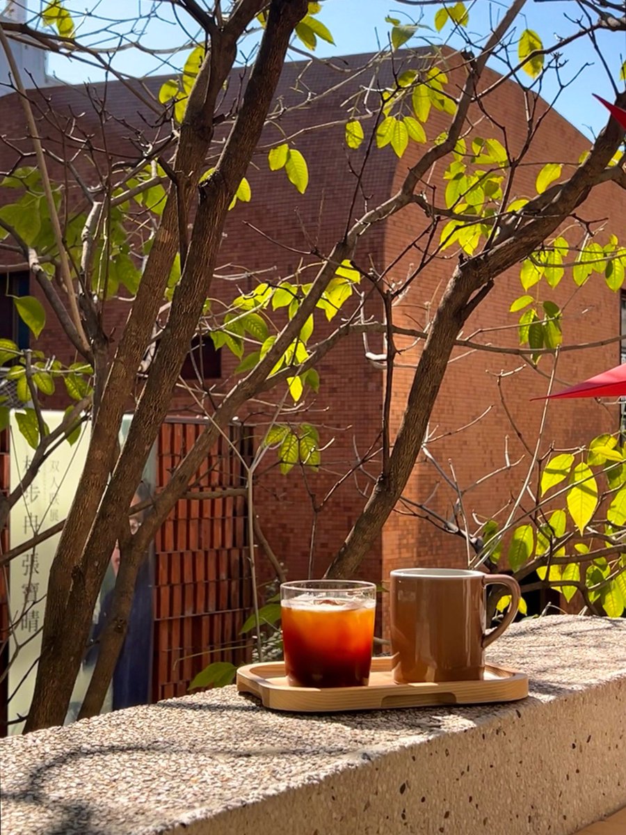 MyaReasonpvsp's tweet photo. Café caliente, sol de otoo y la calle llena de historias. Un momento simple que vale la pena capturar.， https://t.co/Rx5c2YxGKG