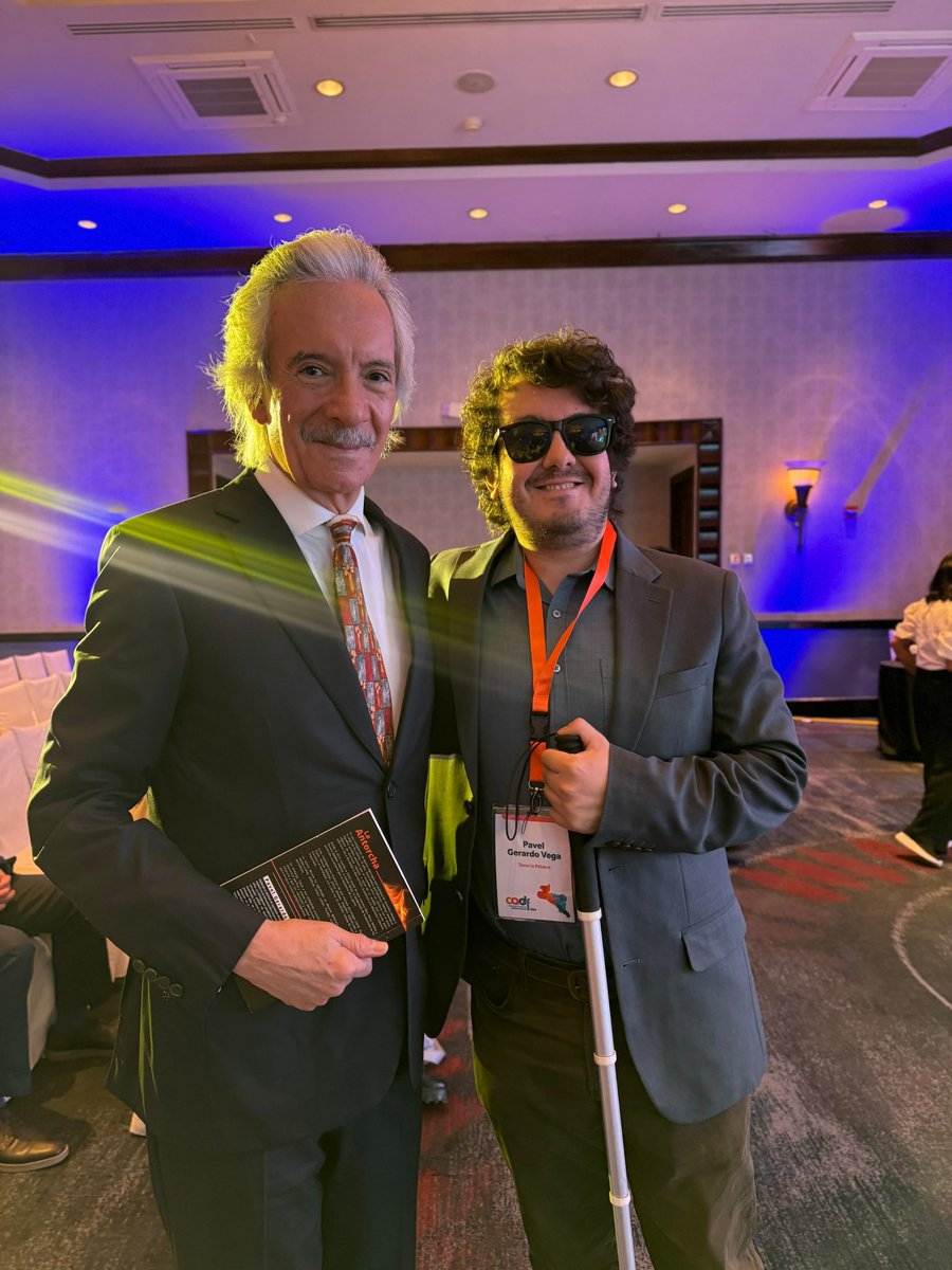 pavelvga's tweet photo. La última vez que me encontré con José Rubén Zamora fue en la cárcel cuando lo entrevisté para que sus palabras finalizaran mi Libro La Antorcha. Ahora, por fin pude entregarle un ejemplar. El periodismo resiste https://t.co/0Ztt3Nudyu
