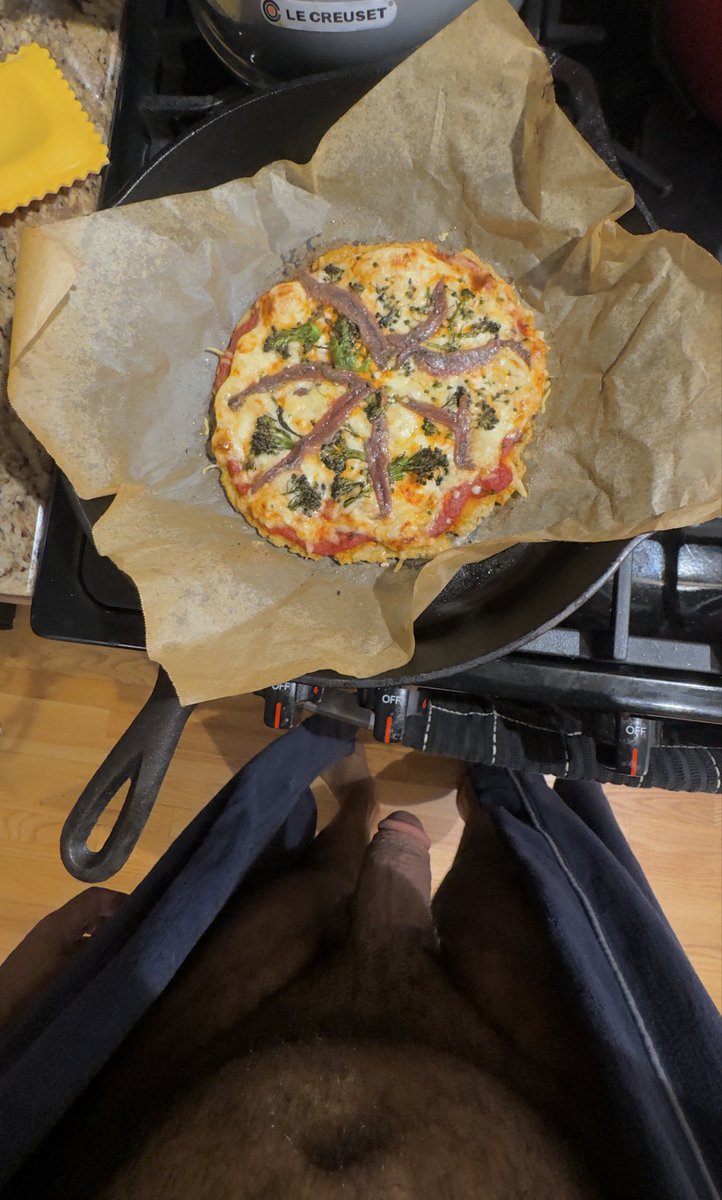 GoodboyBrownie's tweet photo. For all my kinks, I think the most perverted thing about me is my love for broccoli 🥦 pizza with anchovies 🐟 

Pizza Pizza https://t.co/FKxpScxpio