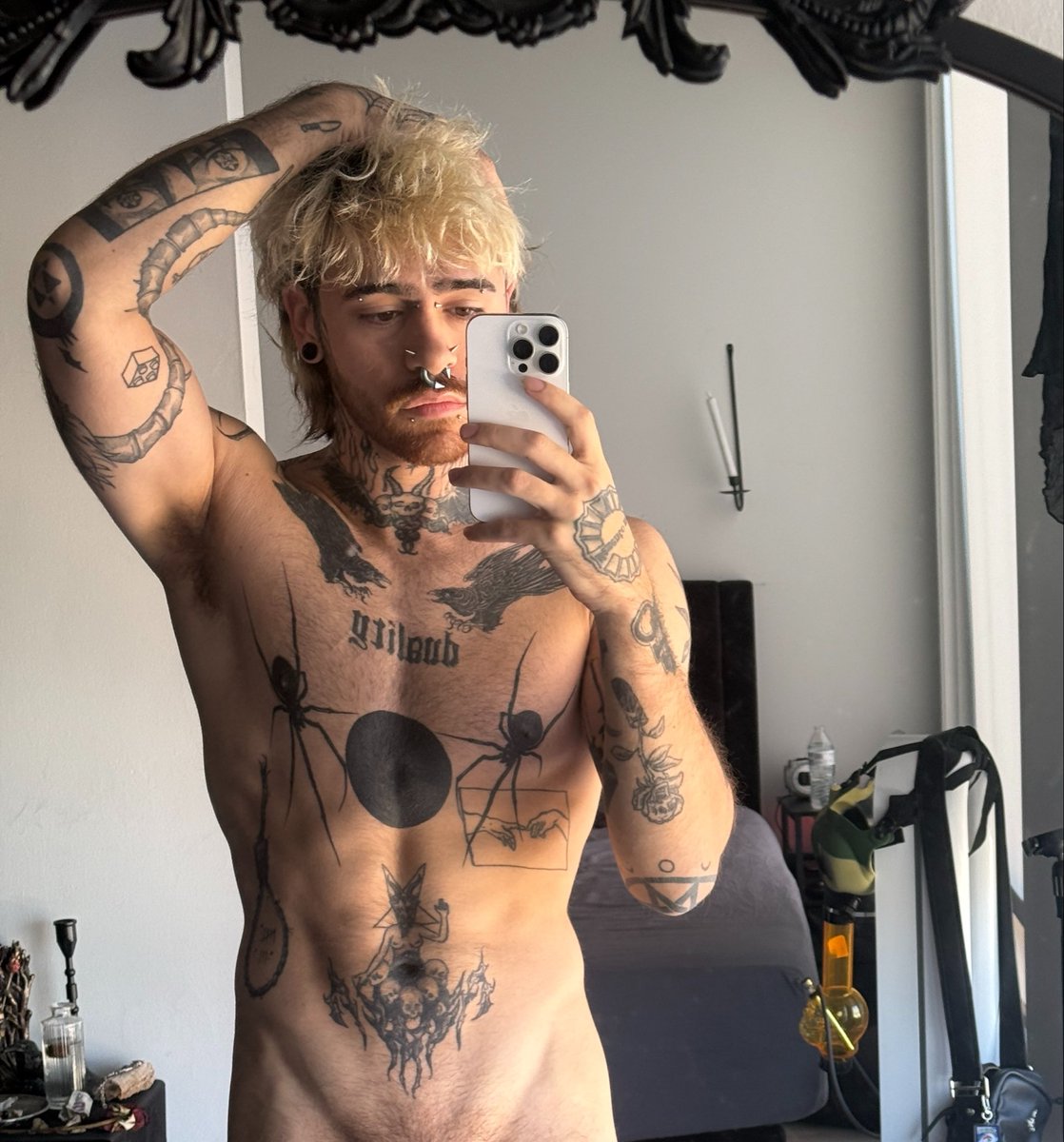 i_exsilium's tweet photo. Half awake mirror selfie for the first 🎃 https://t.co/UUrWi1oYVH