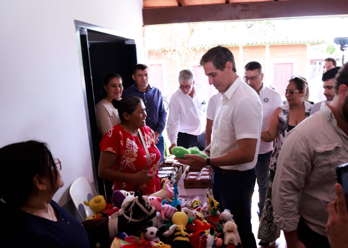 MIC_PY's tweet photo. #MIC | Industria y oportunidades para San Pedro 💼

El ministro de Industria y Comercio, @mriquelme1, durante su visita a emprendedores de Itacurubí del Rosario, destacó el potencial productivo de la ciudad y del departamento de San Pedro, durante su visita a emprendedores, Mipymes y productores de la zona, donde puso énfasis en la formación de jóvenes, la diversificación productiva, el acceso al financiamiento y la necesidad de conectar la producción local con nuevos mercados.

En la jornada destacó que:
✅ Más de 100 jóvenes se forman en el colegio agromecánica de la ciudad, un modelo que, según dijo, debe replicarse en otros puntos del país.
✅ Están llegando nuevas inversiones, como un proyecto agroforestal de USD 200 millones con una planta de procesamiento de madera.
✅ Se prevé la construcción de un frigorífico cerca de San Estanislao, con puesta en marcha antes de 2030.
✅ Bajo la nueva Ley de Mipymes, la formalización es gratuita y abre la puerta al crédito.
✅ Con Adelanta, los proveedores pueden anticipar el cobro de sus facturas y recibir el desembolso en menos de 24 horas.

🔗 Nota completa en: https://t.co/wF2pb2wisJ

#GobiernoDelParaguay