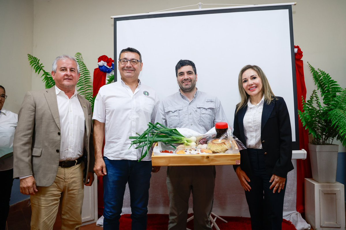 MIC_PY's tweet photo. #MIC | Industria y oportunidades para San Pedro 💼

El ministro de Industria y Comercio, @mriquelme1, durante su visita a emprendedores de Itacurubí del Rosario, destacó el potencial productivo de la ciudad y del departamento de San Pedro, durante su visita a emprendedores, Mipymes y productores de la zona, donde puso énfasis en la formación de jóvenes, la diversificación productiva, el acceso al financiamiento y la necesidad de conectar la producción local con nuevos mercados.

En la jornada destacó que:
✅ Más de 100 jóvenes se forman en el colegio agromecánica de la ciudad, un modelo que, según dijo, debe replicarse en otros puntos del país.
✅ Están llegando nuevas inversiones, como un proyecto agroforestal de USD 200 millones con una planta de procesamiento de madera.
✅ Se prevé la construcción de un frigorífico cerca de San Estanislao, con puesta en marcha antes de 2030.
✅ Bajo la nueva Ley de Mipymes, la formalización es gratuita y abre la puerta al crédito.
✅ Con Adelanta, los proveedores pueden anticipar el cobro de sus facturas y recibir el desembolso en menos de 24 horas.

🔗 Nota completa en: https://t.co/wF2pb2wisJ

#GobiernoDelParaguay