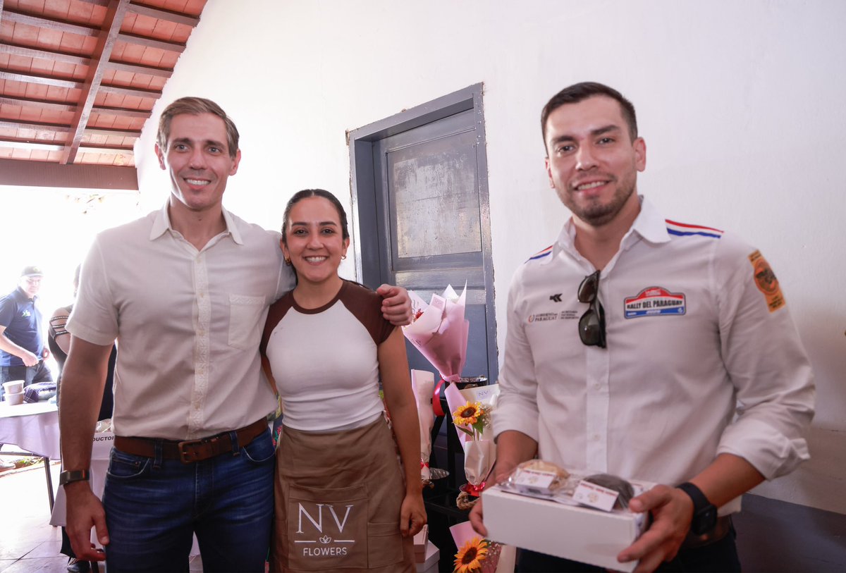 MIC_PY's tweet photo. #MIC | Industria y oportunidades para San Pedro 💼

El ministro de Industria y Comercio, @mriquelme1, durante su visita a emprendedores de Itacurubí del Rosario, destacó el potencial productivo de la ciudad y del departamento de San Pedro, durante su visita a emprendedores, Mipymes y productores de la zona, donde puso énfasis en la formación de jóvenes, la diversificación productiva, el acceso al financiamiento y la necesidad de conectar la producción local con nuevos mercados.

En la jornada destacó que:
✅ Más de 100 jóvenes se forman en el colegio agromecánica de la ciudad, un modelo que, según dijo, debe replicarse en otros puntos del país.
✅ Están llegando nuevas inversiones, como un proyecto agroforestal de USD 200 millones con una planta de procesamiento de madera.
✅ Se prevé la construcción de un frigorífico cerca de San Estanislao, con puesta en marcha antes de 2030.
✅ Bajo la nueva Ley de Mipymes, la formalización es gratuita y abre la puerta al crédito.
✅ Con Adelanta, los proveedores pueden anticipar el cobro de sus facturas y recibir el desembolso en menos de 24 horas.

🔗 Nota completa en: https://t.co/wF2pb2wisJ

#GobiernoDelParaguay