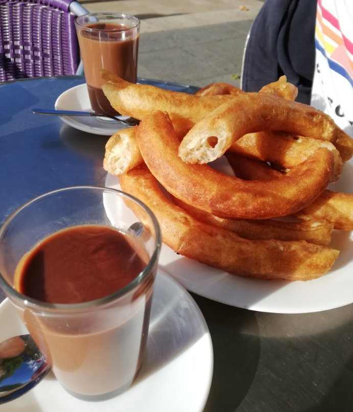 PiperWentwepbd's tweet photo. Hoy, caminé por las calles adoquinadas de Sevilla, me tomé un horchata con churros y sentí el sol baando la Catedral. Momentos simples que hacen que viajar sea magia. https://t.co/BPK77oapLd