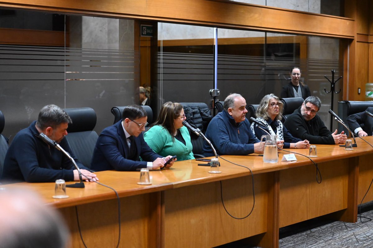 pabloabdala66's tweet photo. Avanza un entendimiento entre los partidos para que los internos de @Inisa_Oficial que cometan un delito como mayores no vuelvan a los centros de adolescentes y vayan al sistema penitenciario. La comisión de población y desarrollo de la Cámara resolvió trabajar sobre nuestro proyecto. Hoy compareció el @SindicatoSuinau, que denunció los graves riesgos que enfrentan los trabajadores por esta situación. 
El PE anunció la presentación de una propuesta que no llegó, pero ya no importa. Lo que importa es que el sistema político decidió avanzar, y resolver un problema cuya solución requiere la aprobación de una ley.
