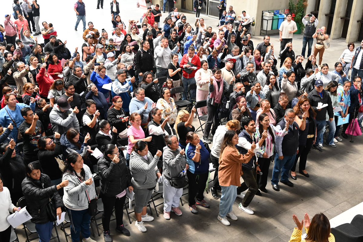 AlessandraRdlv's tweet photo. Hoy, con CHAMBÉALE, 200 personas reciben un apoyo para seguir trabajando, creciendo y sacando adelante a sus familias.

Para salir adelante no hay mejor herramienta que una oportunidad. ❤️‍🔥

Porque cuando la gente quiere chambear, el gobierno tiene que encontrar el cómo sí. https://t.co/BdNm99unVY