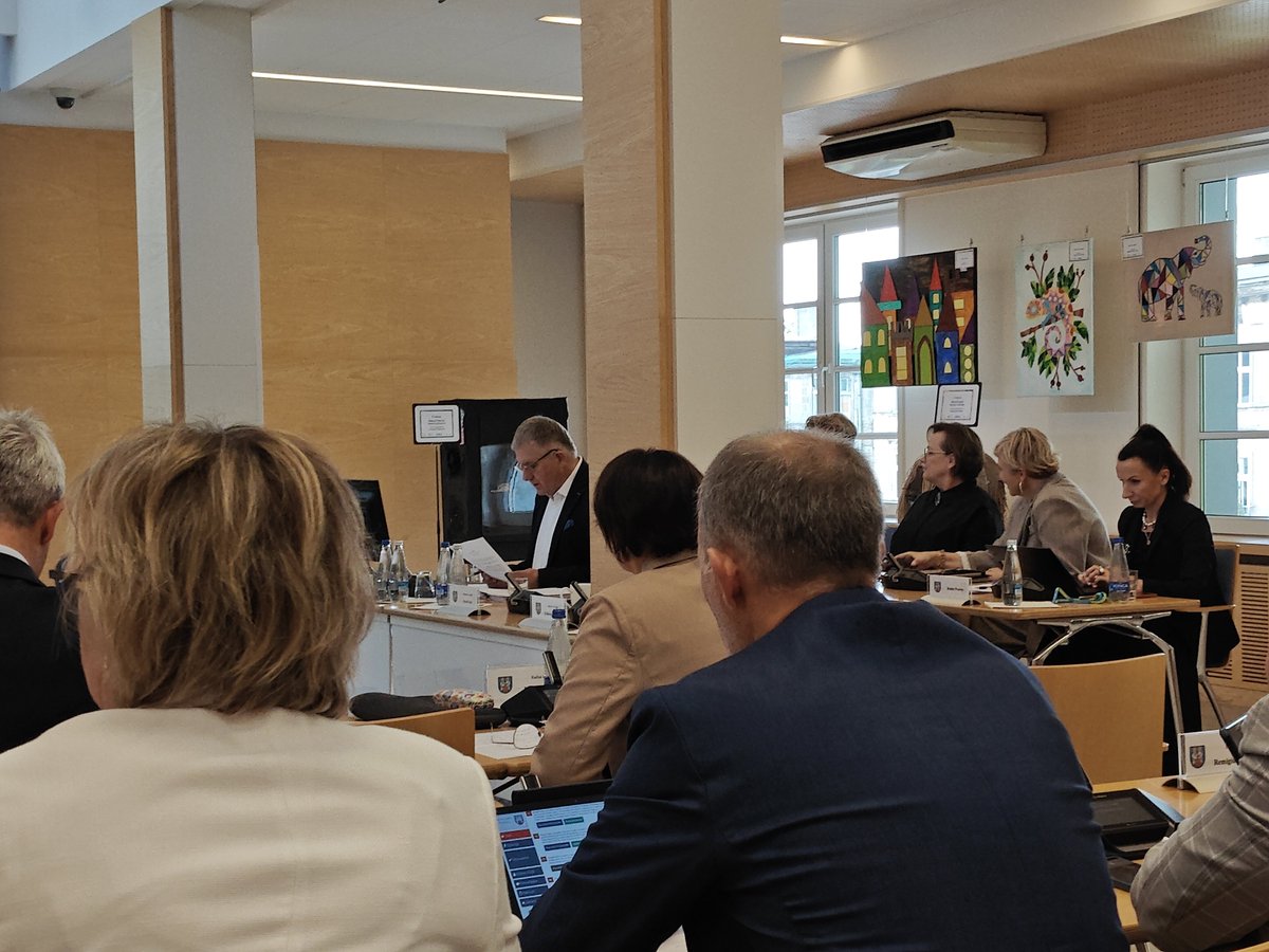 MikWitaszyk's tweet photo. Wczoraj na sesji Rady Powiatu w Poznaniu zabezpieczyliśmy w WPF ponad 16 mln zł na budowę wiaduktu kolejowego w Puszczykowie w latach 2027-2030. 
🚂🚙
Przekazaliśmy te 200 tys. zł na budowę garażu dla OSP Węglewo. 🚒💵. 

To była dobra sesja! 👍 https://t.co/nXIfUV4U1q