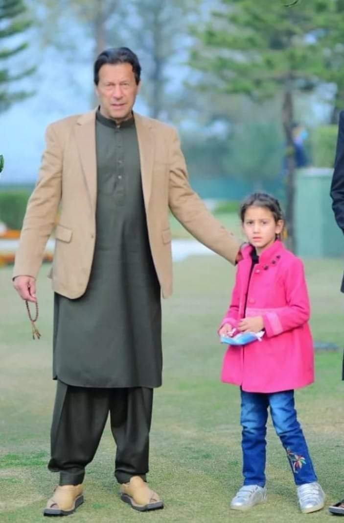 FatimaPTI_IK's tweet photo. عمران خان کے ساتھ میری یادگار تصویر ۔❤️ https://t.co/APPlSnPXGP