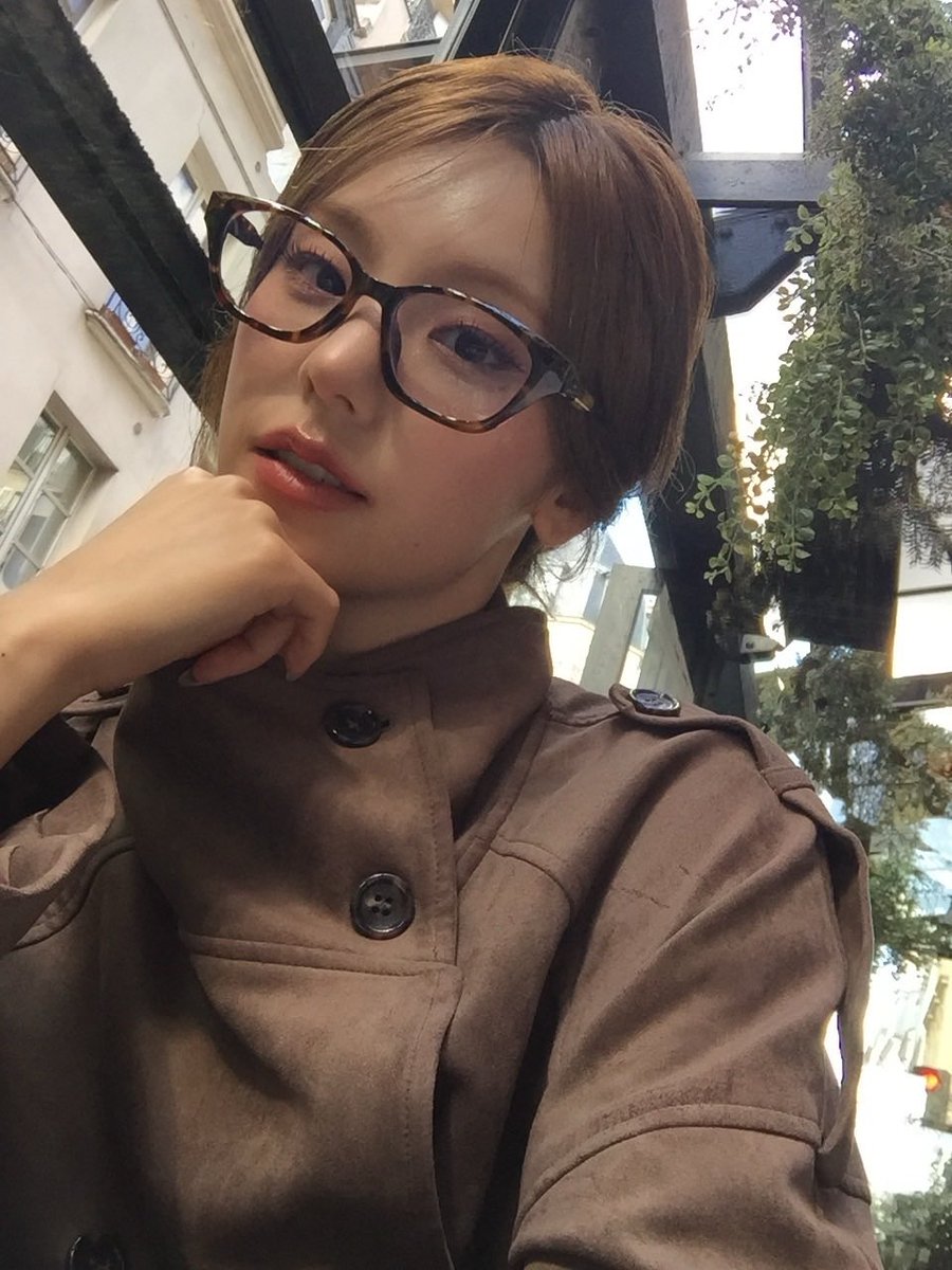 snow_1726ry's tweet photo. 같은 안경 다른 느낌 https://t.co/hclA9PlkBu