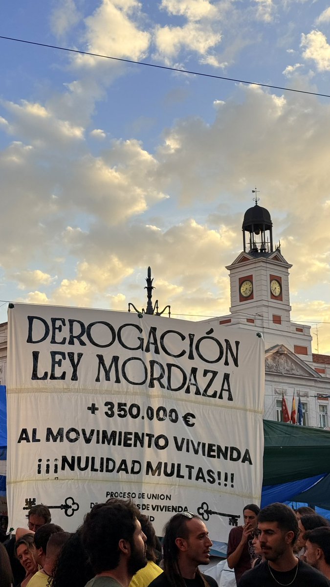 InvIngeniero's tweet photo. 🥸 Acabo de infiltrarme la acampada de Puerta del Sol

Están de puta madre bebiendo y fumando porros todos juntos, creo que aguantarán varias semanas

Mola bastante verles tan contentos en su entorno natural, ha sido como ir de safari 🤠

Sería brutal darles unos terrenos y dejarles a su bola 5-10 años a ver como terminan, creo que el resultado podría ser muy interesante

Rollo como las reservas de indios en EEUU 😆