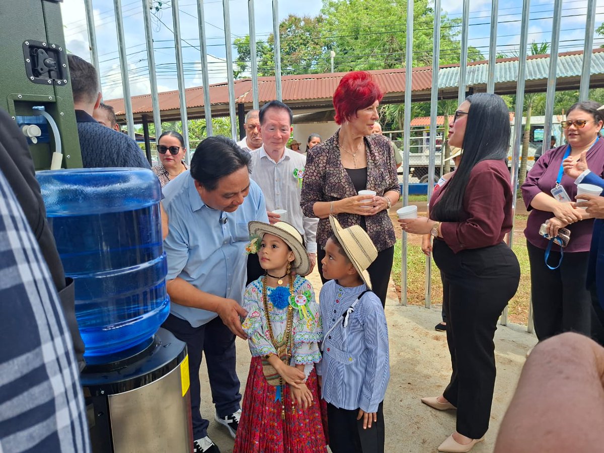 nexnoticias's tweet photo. La Chorrera inaugura primera fuente que genera agua potable a partir de la humedad del aire https://t.co/DiBIzaZMt1 #NexNoticias https://t.co/CiwN1f2IzG