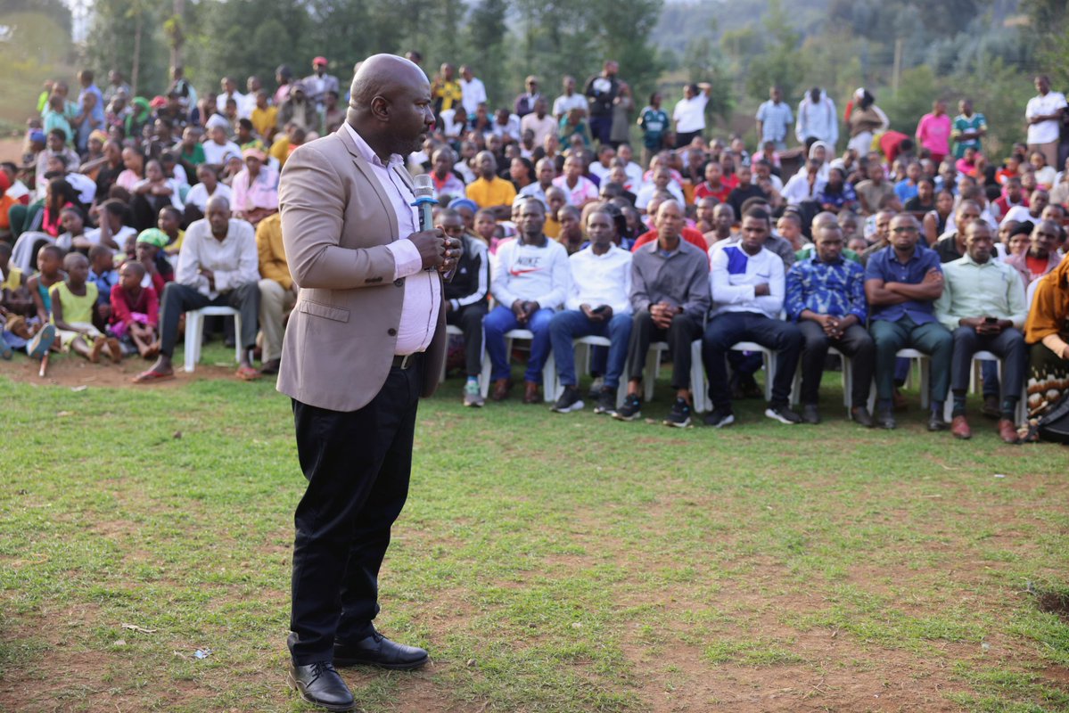 BureraDistrict's tweet photo. Guverineri @gahundemaurice yabwiye abitabiriye iyo gahunda ati:"Uku kwezi ni igihe cyo kongera kuzirikana ko Abanyarwanda twahisemo kuba umwe, kandi ko twahisemo gushyira Ubunyarwanda imbere y'ibindi byose." https://t.co/aw1oNSmv98