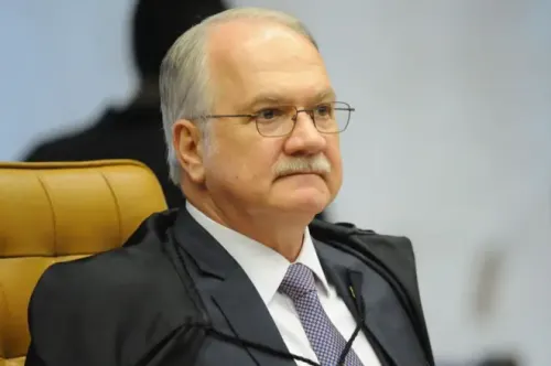 VIREMIOFICIAL's tweet photo. VIREMI | POLÍTICA
⚖️ FACHIN NEGA PEDIDO DE FLÁVIO BOLSONARO PARA DECLARAR DINO SUSPEITO

O presidente do STF, Edson Fachin, rejeitou o pedido apresentado pela defesa de Flávio Bolsonaro para que o ministro Flávio Dino fosse considerado suspeito em processos envolvendo o senador, o presidente Lula e temas relacionados às eleições de 2026.

O pedido havia sido protocolado na quarta-feira (30). Os advogados alegaram que a relação antiga entre Dino e Lula poderia comprometer a imparcialidade do ministro e também solicitaram a suspensão e redistribuição dos processos sob sua relatoria.

Entre os casos citados pela defesa estão discussões envolvendo emendas parlamentares, o financiamento do filme “Dark Horse” e ações apresentadas pelo PT ao Supremo.

🔒 A decisão de Fachin tramita sob sigilo, e os fundamentos usados para rejeitar o pedido ainda não foram divulgados publicamente.

Fonte: Folha de S.Paulo / CNN Brasil