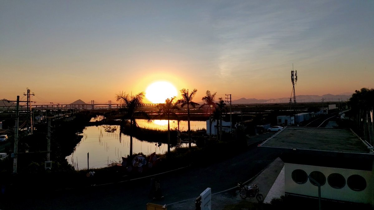 CamilaMaurbqn's tweet photo. [Hoy exploré un pueblo costero escondido en Espaa: el aire salado, las casitas coloridas y el café con churros que tomé al atardecer hicieron el día perfecto.  #ViajePorEspaa]， https://t.co/VvMxQtBASE