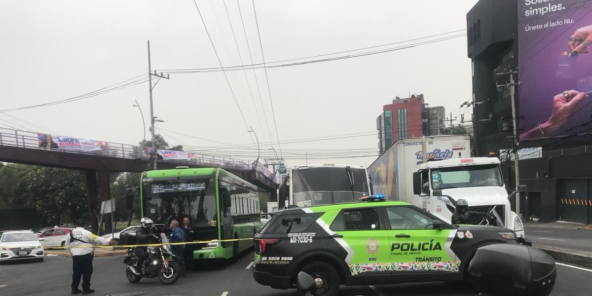 marianoosorio1's tweet photo. Precaución 

Ya está bloqueada avenida Constituyentes en ambos sentidos por expolicías federales.

Es a la altura de José María Velasco, en la alcaldía Miguel Hidalgo

Como alternativa puedes utilizar Paseo de la Reforma o Camino a Santa Fe. https://t.co/4Ma07lkx6Y