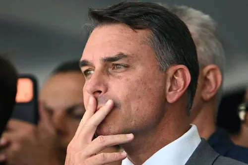 VIREMIOFICIAL's tweet photo. VIREMI | POLÍTICA
⚖️ FACHIN NEGA PEDIDO DE FLÁVIO BOLSONARO PARA DECLARAR DINO SUSPEITO

O presidente do STF, Edson Fachin, rejeitou o pedido apresentado pela defesa de Flávio Bolsonaro para que o ministro Flávio Dino fosse considerado suspeito em processos envolvendo o senador, o presidente Lula e temas relacionados às eleições de 2026.

O pedido havia sido protocolado na quarta-feira (30). Os advogados alegaram que a relação antiga entre Dino e Lula poderia comprometer a imparcialidade do ministro e também solicitaram a suspensão e redistribuição dos processos sob sua relatoria.

Entre os casos citados pela defesa estão discussões envolvendo emendas parlamentares, o financiamento do filme “Dark Horse” e ações apresentadas pelo PT ao Supremo.

🔒 A decisão de Fachin tramita sob sigilo, e os fundamentos usados para rejeitar o pedido ainda não foram divulgados publicamente.

Fonte: Folha de S.Paulo / CNN Brasil