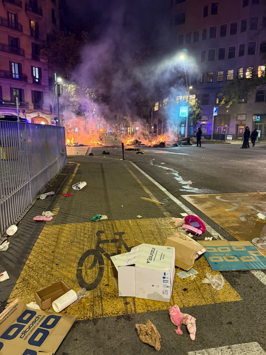 danielsirera's tweet photo. Ahora mismo, en Barcelona.

Mientras algunos vuelven a proclamar «Ho tornarem a fer», vuelven las barricadas, el fuego y las calles destrozadas.

Las ideas se defienden democráticamente. Quemar Barcelona no defiende ninguna idea.

No queremos volver a esto. Ya está bien. #1O https://t.co/cSymJosJQK
