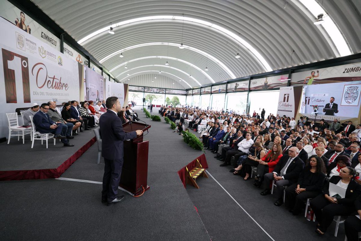 RockAvilaISSSTE's tweet photo. Un instituto fuerte y con sentido humano se construye gracias al esfuerzo diario de su gente.
Hoy, en el Día de las y los Trabajadores del @ISSSTE_mx, el Director General @martibatres compartió un mensaje de reconocimiento con el SNTISSSTE, destacando el valor histórico de nuestro Instituto y la labor insustituible de quienes atienden, cuidan y respaldan a las familias trabajadoras del Estado.

Al personal médico, de enfermería, administrativo, educativo y de áreas sociales: ¡Gracias por hacer grande al #ISSSTE! ❤️‍🩹🙌