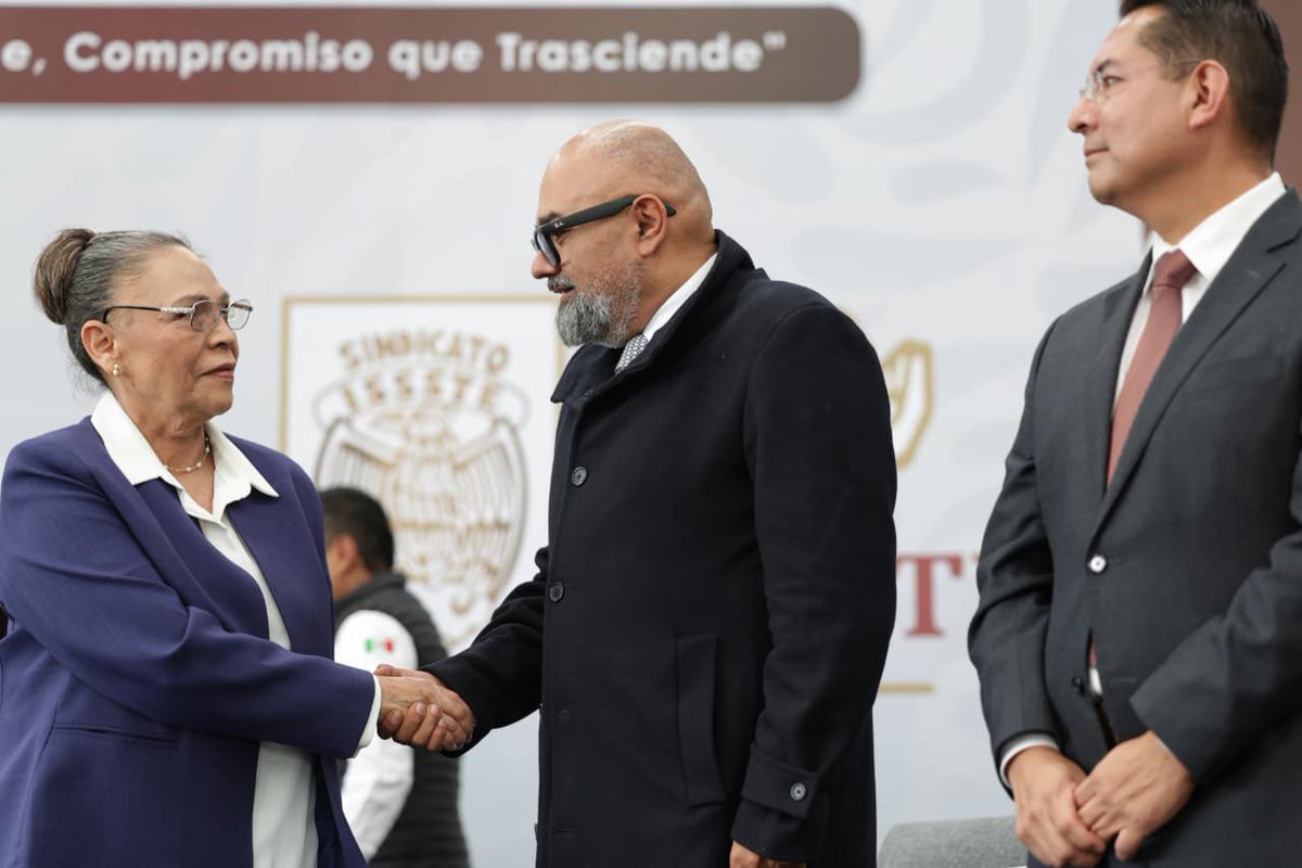 RockAvilaISSSTE's tweet photo. Un instituto fuerte y con sentido humano se construye gracias al esfuerzo diario de su gente.
Hoy, en el Día de las y los Trabajadores del @ISSSTE_mx, el Director General @martibatres compartió un mensaje de reconocimiento con el SNTISSSTE, destacando el valor histórico de nuestro Instituto y la labor insustituible de quienes atienden, cuidan y respaldan a las familias trabajadoras del Estado.

Al personal médico, de enfermería, administrativo, educativo y de áreas sociales: ¡Gracias por hacer grande al #ISSSTE! ❤️‍🩹🙌