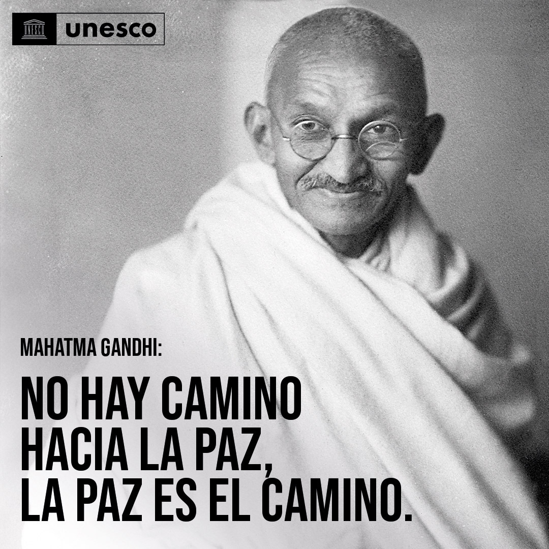 ONU_es's tweet photo. “No hay camino hacia la paz; la paz es el camino”. — Mahatma Gandhi

En el #DíaDeLaNoViolencia recordamos su legado: la fuerza de la no violencia y la dignidad humana como herramientas para transformar el mundo.

Hoy, su mensaje es más relevante que nunca. 

https://t.co/IIfnVnZYpx

🎨: @UNESCO_es
