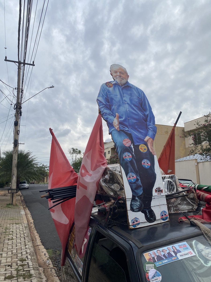 nseitodoida's tweet photo. VEIO MUITO AÍ e o carro do cara simplesmente ICONIC (e agora eu tenho uma bandeira do PT ✊🏻😭)

amigas de ribeirão preto que quiserem adesivo me chamem !! https://t.co/VdK3qIYd5J