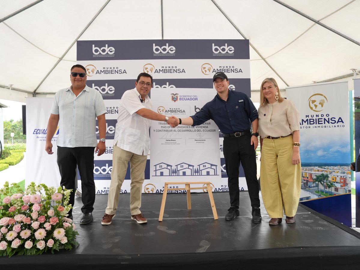 BDEcuadorBP's tweet photo. 🏠 #BDEenTerritorio | Suscribimos un nuevo financiamiento con @AmbiensaSA para la construcción de 339 viviendas de interés social, que brindarán soluciones habitacionales dignas y modernas para más familias.

El #GerenteGeneralBDE, @CRiveraBautista; el gobernador del Guayas, @josearevaloec; y el representante de #Ambiensa, Stéfano Ferretti, recorrieron el proyecto habitacional y constataron sus avances, en una iniciativa que fortalece el sector de la construcción y dinamiza la economía.

🇪🇨 Con acciones concretas, el Gobierno del presidente @DanielNoboaOk impulsa el acceso a vivienda, genera oportunidades y fortalece el desarrollo de nuestros territorios.

#GestiónQueTransformaTerritorios