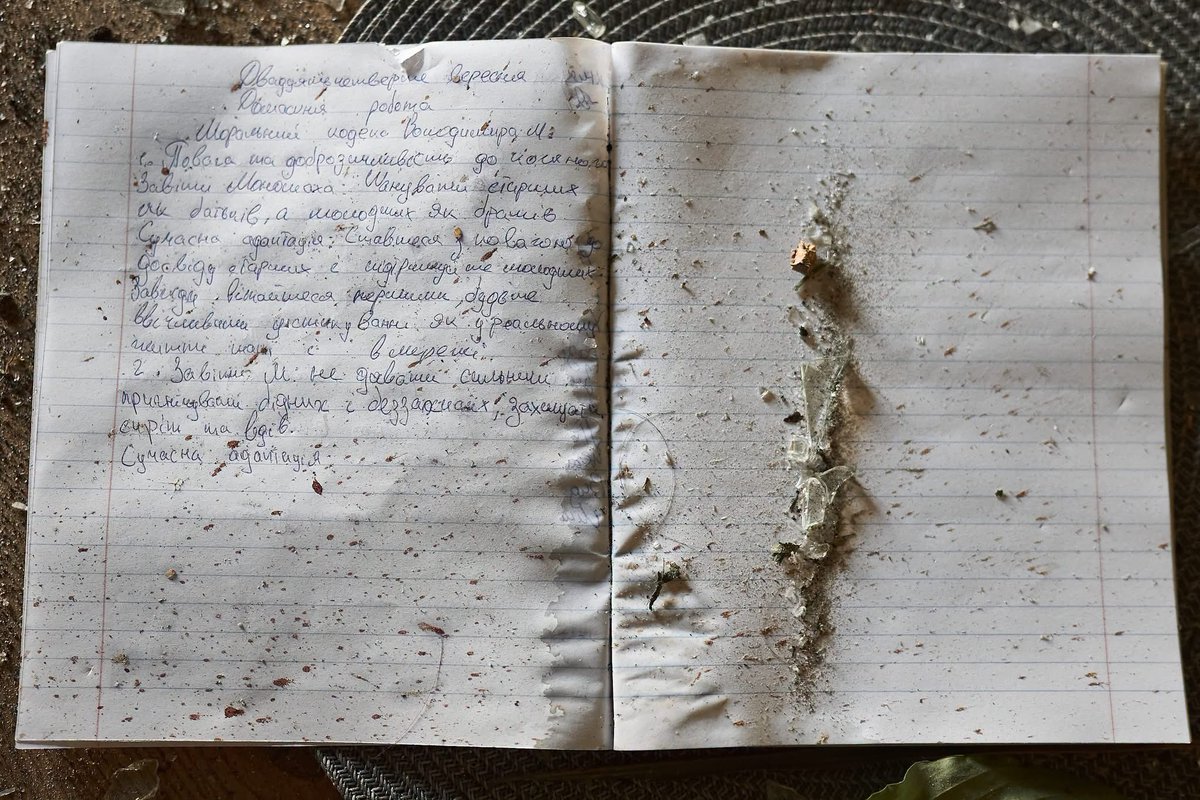 maxcoccia's tweet photo. Oggi ho letto l’ignobile lettera di Goffredo Bettini. Non la riporterò qui e non la commenterò. Vi racconto un’altra storia, quella di Daniel Umansky, 14 anni e il 25 settembre era nella sua stanza a Kyiv e stava facendo i compiti.

Scriveva di Volodymyr Monomakh, sovrano della Rus’ di Kyiv, e degli insegnamenti morali che aveva affidato alla storia quasi nove secoli fa. Il compito chiedeva a Daniel di riflettere su come quei principi potessero essere interpretati nel mondo di oggi.

Aveva scritto del rispetto per gli altri, della necessità di proteggere i più vulnerabili, di aiutare chi non ha una casa. Di quei principi elementari che dovrebbero essere alla base di ogni società umana.

Daniel non ha mai finito il suo compito.

Intorno alle otto del mattino, un drone russo ha colpito il palazzo in cui viveva, nel centro di Kyiv. Daniel è stato ucciso nella sua stanza. Tra le macerie della casa della famiglia è rimasto il suo quaderno, ancora aperto.

C’è un simbolismo terribile in quelle pagine. Un ragazzo di quattordici anni stava cercando di mettere in parole un principio vecchio di secoli: chi è più forte ha il dovere di proteggere chi è più debole, non di distruggerlo.

Daniel non ha potuto completare quel pensiero. Il drone russo ha raggiunto prima la sua stanza. Sul quaderno sono ancora visibili le tracce di sangue.

Oggi Daniel è stato sepolto in Israele, dove vivono i suoi nonni.

Nel solo settembre 2026, Kyiv ha registrato 235 allerte aeree. Scuole, ospedali, università, infrastrutture e abitazioni civili sono state colpite. Centinaia di persone sono rimaste ferite e circa trenta civili sono stati uccisi. Daniel è uno di loro.

La madre è rimasta ferita nell’attacco. La casa della famiglia è stata gravemente danneggiata.

Per Daniel non è possibile fare nulla. Per gli altri, invece, qualcosa si può ancora fare: chiedere che ci sia responsabilità per chi colpisce i civili e continuare a chiedere ciò che Daniel non ha fatto in tempo a scrivere fino alla fine: rispetto, protezione dei più vulnerabili, pace.

Chi desidera sostenere la famiglia può farlo tramite PayPal: natali.umansky@gmail.com

Foto: @libkos e archivio familiare.

Via @avalaina
