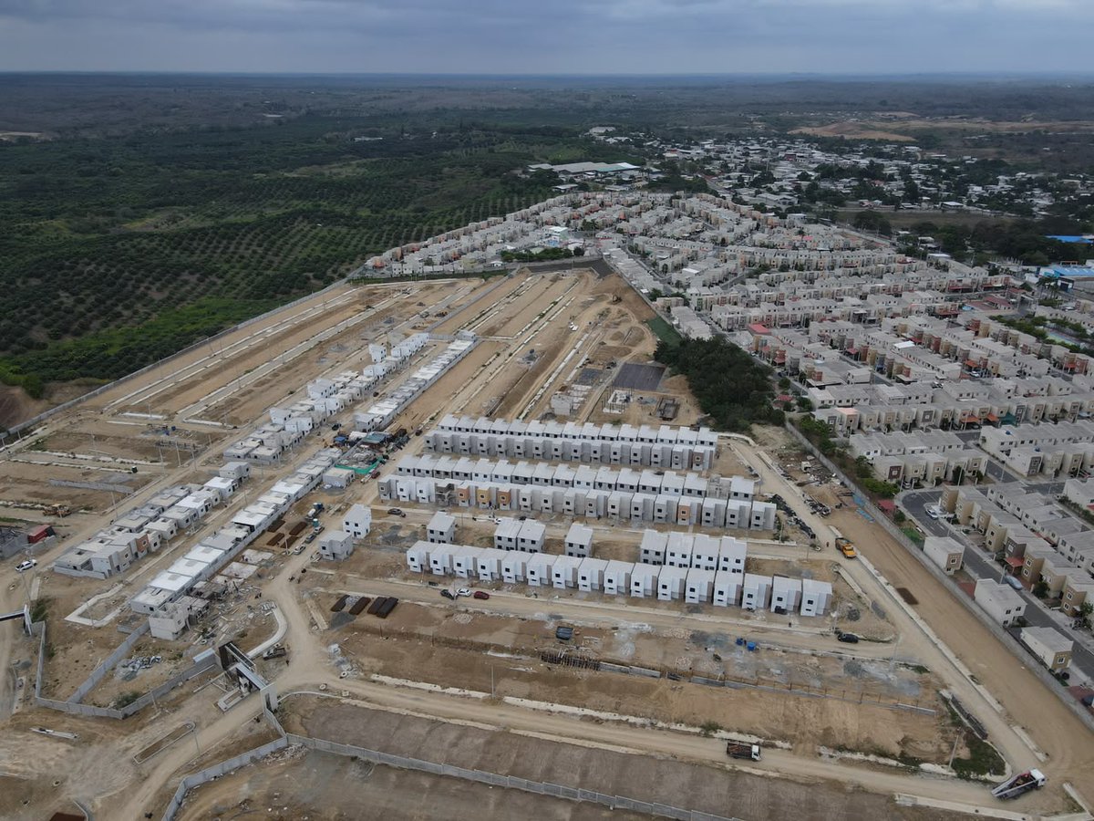 BDEcuadorBP's tweet photo. 🏠 #BDEenTerritorio | Suscribimos un nuevo financiamiento con @AmbiensaSA para la construcción de 339 viviendas de interés social, que brindarán soluciones habitacionales dignas y modernas para más familias.

El #GerenteGeneralBDE, @CRiveraBautista; el gobernador del Guayas, @josearevaloec; y el representante de #Ambiensa, Stéfano Ferretti, recorrieron el proyecto habitacional y constataron sus avances, en una iniciativa que fortalece el sector de la construcción y dinamiza la economía.

🇪🇨 Con acciones concretas, el Gobierno del presidente @DanielNoboaOk impulsa el acceso a vivienda, genera oportunidades y fortalece el desarrollo de nuestros territorios.

#GestiónQueTransformaTerritorios