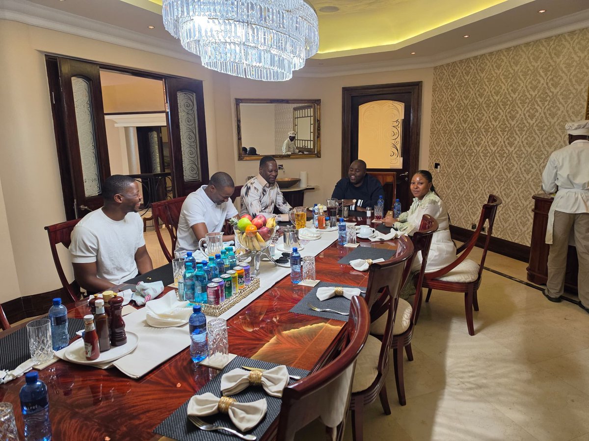 MacCody02's tweet photo. Sir Wicknell Chivhayo was that big imagine he dined with the best prophetic pastors, presidents online right now there are maybe 3 presidents that have wrote condolences messages, BBC immediately wrote about this, Al Jazeera wrote about this 🤔 Dude was huge 😳😳 https://t.co/flgekZY3Fn