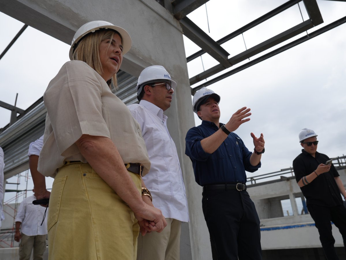 BDEcuadorBP's tweet photo. 🏠 #BDEenTerritorio | Suscribimos un nuevo financiamiento con @AmbiensaSA para la construcción de 339 viviendas de interés social, que brindarán soluciones habitacionales dignas y modernas para más familias.

El #GerenteGeneralBDE, @CRiveraBautista; el gobernador del Guayas, @josearevaloec; y el representante de #Ambiensa, Stéfano Ferretti, recorrieron el proyecto habitacional y constataron sus avances, en una iniciativa que fortalece el sector de la construcción y dinamiza la economía.

🇪🇨 Con acciones concretas, el Gobierno del presidente @DanielNoboaOk impulsa el acceso a vivienda, genera oportunidades y fortalece el desarrollo de nuestros territorios.

#GestiónQueTransformaTerritorios