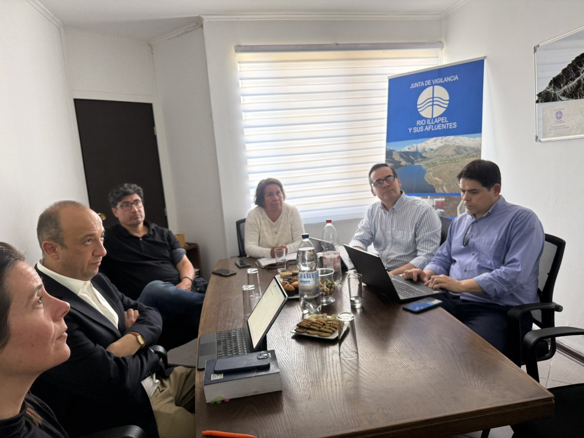 CORECoquimbo's tweet photo. 💧CORE Y DGA se reúne con la Junta de Vigilancia del Río Illapel

Durante la reunión se revisaron los daños en la infraestructura de más de 30 canales, además de los requerimientos para evaluar obras de encauzamiento del río en sectores que presentan condiciones de vulnerabilidad https://t.co/mffSXYBR2x