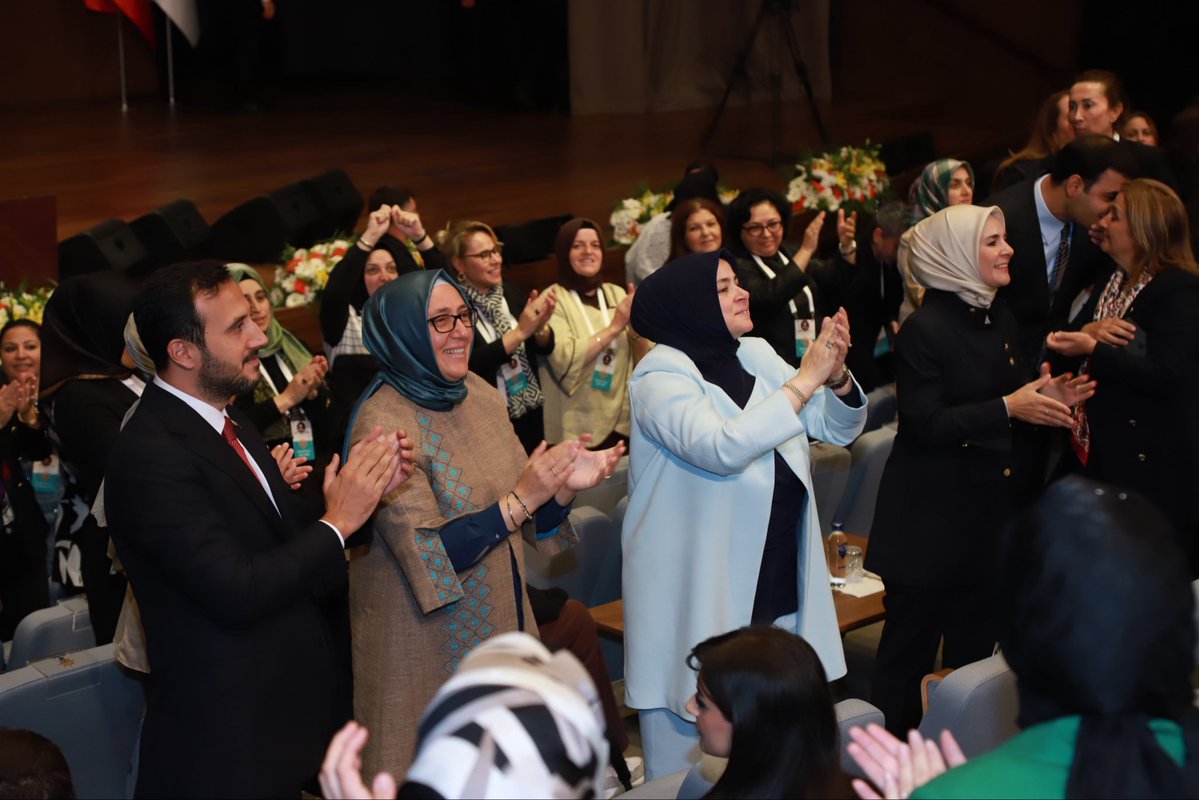 akkadinistanbul's tweet photo. Cumhurbaşkanımız Sayın Recep Tayyip Erdoğan’ın teşrifleriyle, Mahalle Başkanları İstişare ve Değerlendirme Toplantımızın ilk gününü gerçekleştirdik.

İstanbul’un 39 ilçesinden gelen Mahalle Başkanlarımızla bir araya gelerek, mahallelerimizden taşıdığımız tecrübeleri ve sahadaki birikimlerimizi paylaştık.

Her mahallenin sesini, her sokağın hikâyesini ve bu büyük yolculuğun heyecanını aynı buluşmada bir araya getirdik.

#BizimHikayemiz