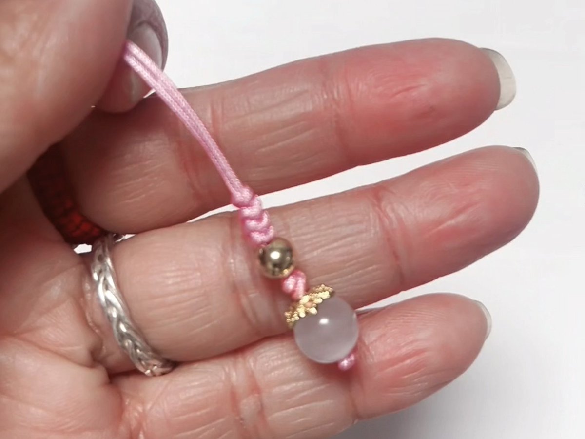 ClaireElwyrr's tweet photo. Crea llaveros únicos con hilos de colores y nudos simples, ideal para personalizar tus objetos pequeos este fin de semana!， https://t.co/xxrnjgCDsW