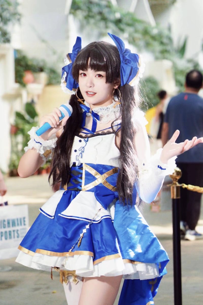 QuinnBernelv's tweet photo. Hoy me toca el mejor día!  Terminé mi cosplay y fui a la Comic Market de la ciudad, me encontré con creadores increíbles y colecciones geniales. Aún no me creo haber conocido a mi influencer favorito! #ComicCon #CosplayMadrid https://t.co/2LKxAEs5CU