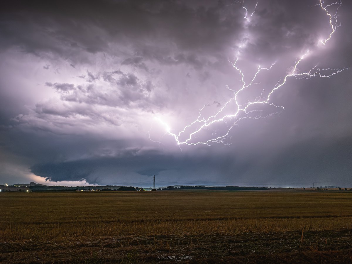 MeteoWlkp's tweet photo. Wraz z końcem września, zakończył się także umowny sezon burzowy. Poniżej 4 ulubione, piorunujące kadry, które wykonałem w tym roku :)
Więcej zdjęć i opisy dostępne pod linkiem: https://t.co/VhPhUBm9p4 https://t.co/1AqdUKCyWj