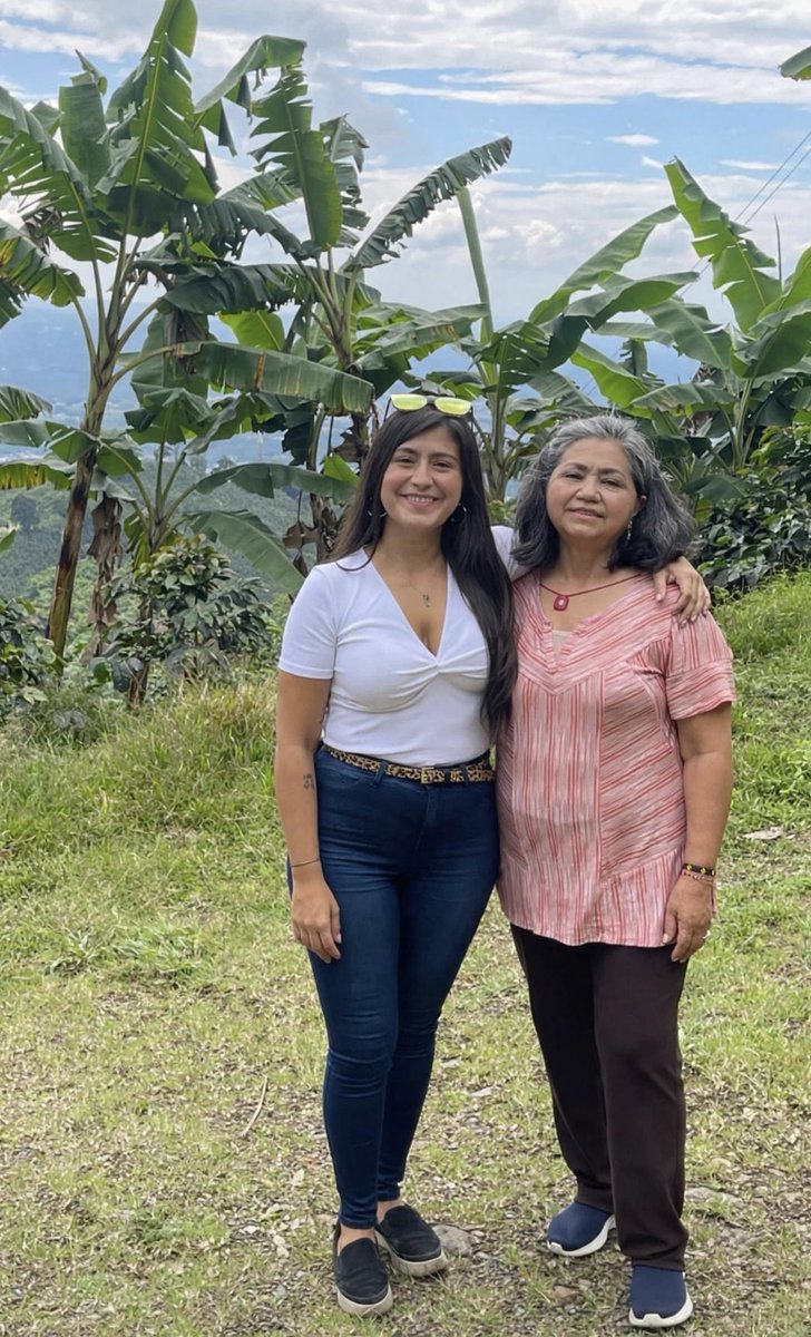 jessicaramosqns's tweet photo. El café para mí nunca ha sido solo café. ☕️🇨🇴

Es mi abuelo recogiéndolo con sus propias manos. Es nuestra finca. Es mi mamá. Es el olor de una taza de café colombiano que me conecta con mi familia, mi tierra y tantas generaciones de trabajo.

Detrás de cada grano hay manos campesinas, conocimiento, paciencia y una historia que merece ser valorada.

En este Día Internacional del Café, celebro con orgullo a Colombia, a quienes cultivan uno de nuestros mayores tesoros y a las raíces que siempre llevo conmigo. 🌱☕️❤️ #diainternacionaldelcafe